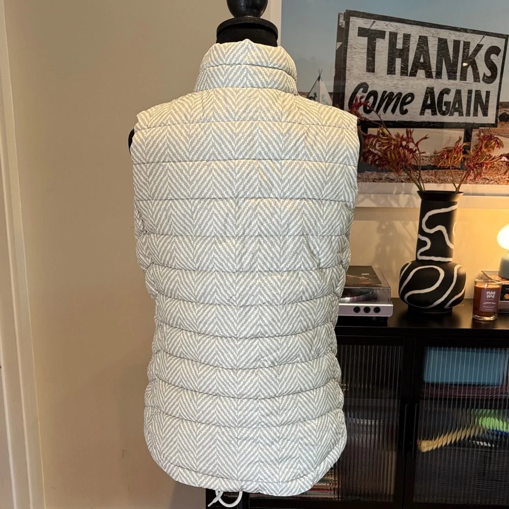 GAP Women's Chevron Quilted Vest - White and Gray - Picture 3 of 4